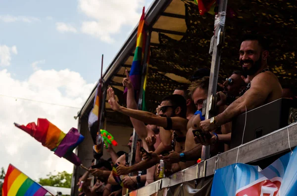 Torremolinos, İspanya - 2 Haziran 2018 Lgbt Mart eşitlik ve hoşgörü Andalucia bir kıyı kasabasında tanıtımı