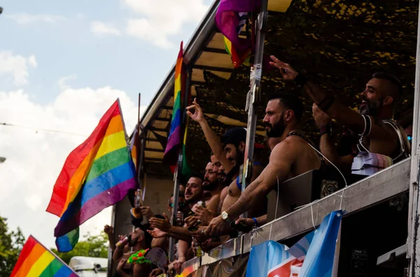 Torremolinos, İspanya - 2 Haziran 2018 Lgbt Mart eşitlik ve hoşgörü Andalucia bir kıyı kasabasında tanıtımı