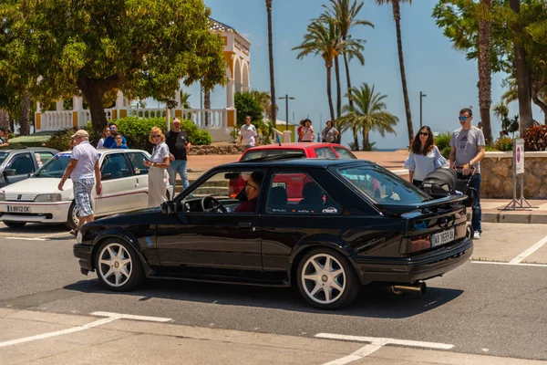 トッレ マール スペイン 2018 日スペインの海辺の町を訪れる観光客に発行された古いアンティークの車 — ストック写真