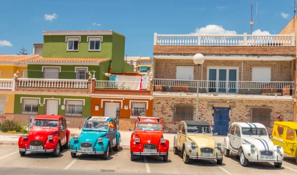 Torre Del Mar, İspanya - 3 Haziran 2018 eski antika arabalar bir sahil kasabası İspanya ziyaret turistler için verilen