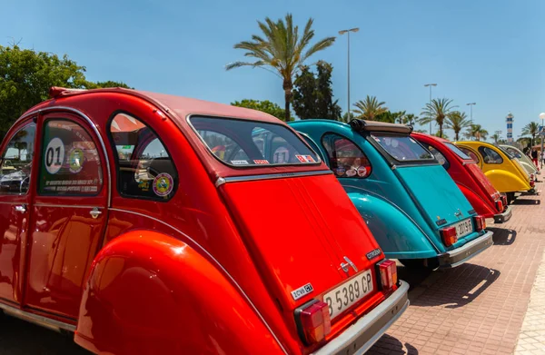 Torre Del Mar, İspanya - 3 Haziran 2018 eski antika arabalar bir sahil kasabası İspanya ziyaret turistler için verilen