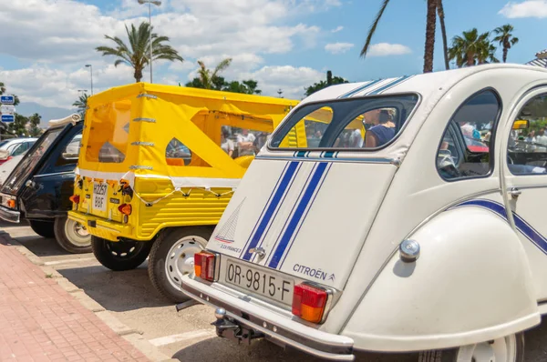Torre Del Mar, İspanya - 3 Haziran 2018 eski antika arabalar bir sahil kasabası İspanya ziyaret turistler için verilen
