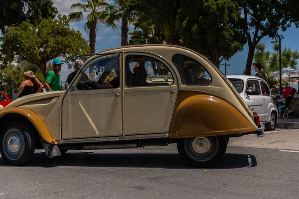 Torre Del Mar, İspanya - 3 Haziran 2018 eski antika arabalar bir sahil kasabası İspanya ziyaret turistler için verilen