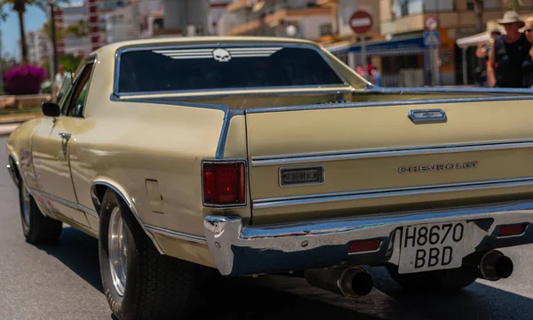 Torre Del Mar, İspanya - 3 Haziran 2018 eski antika arabalar bir sahil kasabası İspanya ziyaret turistler için verilen