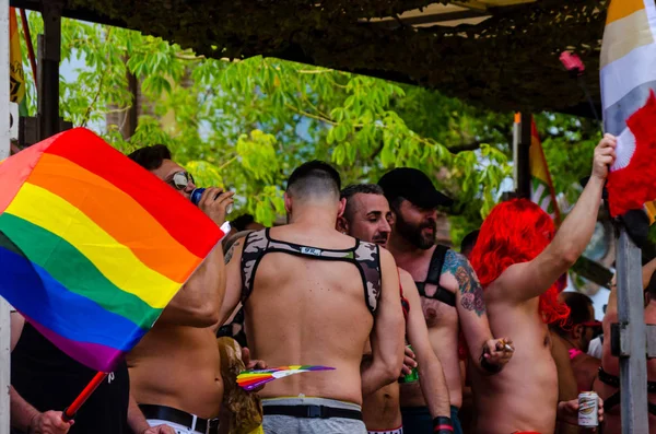 Torremolinos, İspanya - 2 Haziran 2018 Lgbt Mart eşitlik ve hoşgörü Andalucia bir kıyı kasabasında tanıtımı