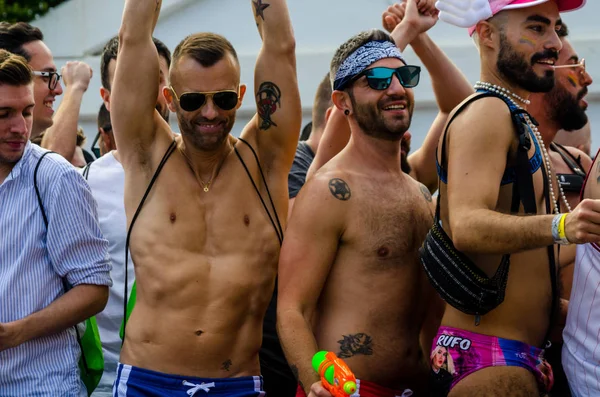 Torremolinos, İspanya - 2 Haziran 2018 Lgbt Mart eşitlik ve hoşgörü Andalucia bir kıyı kasabasında tanıtımı