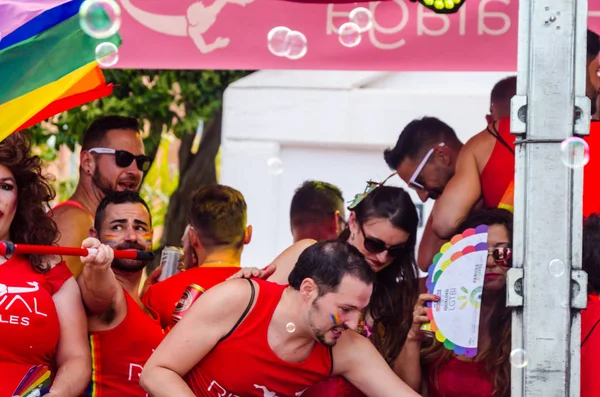 Torremolinos, İspanya - 2 Haziran 2018 Lgbt Mart eşitlik ve hoşgörü Andalucia bir kıyı kasabasında tanıtımı