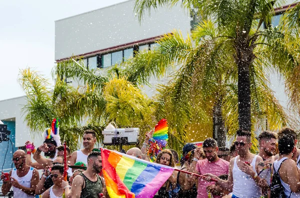 Torremolinos, İspanya - 2 Haziran 2018 Lgbt Mart eşitlik ve hoşgörü Andalucia bir kıyı kasabasında tanıtımı