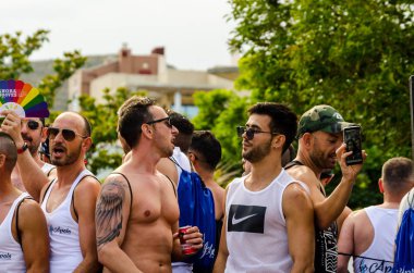 Torremolinos, İspanya - 2 Haziran 2018 Lgbt Mart eşitlik ve hoşgörü Andalucia bir kıyı kasabasında tanıtımı