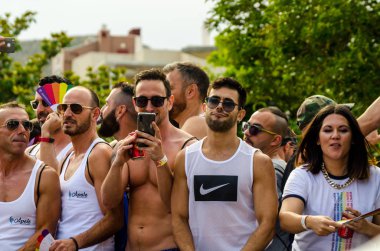 Torremolinos, İspanya - 2 Haziran 2018 Lgbt Mart eşitlik ve hoşgörü Andalucia bir kıyı kasabasında tanıtımı
