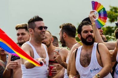 Torremolinos, İspanya - 2 Haziran 2018 Lgbt Mart eşitlik ve hoşgörü Andalucia bir kıyı kasabasında tanıtımı