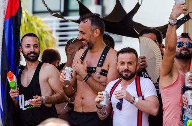 Torremolinos, İspanya - 2 Haziran 2018 Lgbt Mart eşitlik ve hoşgörü Andalucia bir kıyı kasabasında tanıtımı