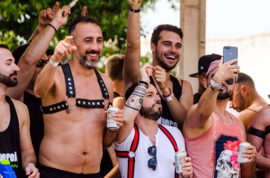 Torremolinos, İspanya - 2 Haziran 2018 Lgbt Mart eşitlik ve hoşgörü Andalucia bir kıyı kasabasında tanıtımı