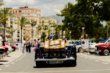 Torre Del Mar, İspanya - 3 Haziran 2018 eski antika arabalar bir sahil kasabası İspanya ziyaret turistler için verilen