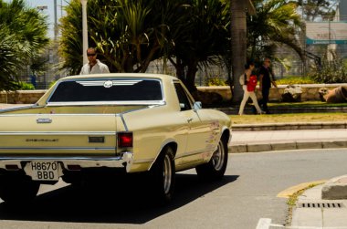Torre Del Mar, İspanya - 3 Haziran 2018 eski antika arabalar bir sahil kasabası İspanya ziyaret turistler için verilen