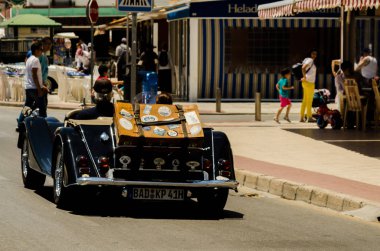 Torre Del Mar, İspanya - 3 Haziran 2018 eski antika arabalar bir sahil kasabası İspanya ziyaret turistler için verilen