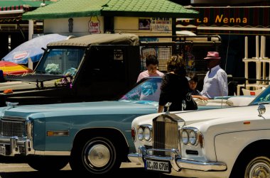 Torre Del Mar, İspanya - 3 Haziran 2018 eski antika arabalar bir sahil kasabası İspanya ziyaret turistler için verilen