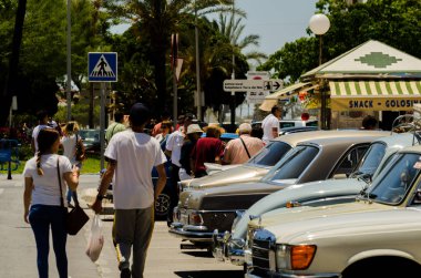 Torre Del Mar, İspanya - 3 Haziran 2018 eski antika arabalar bir sahil kasabası İspanya ziyaret turistler için verilen
