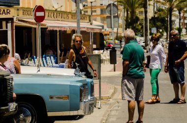 Torre Del Mar, İspanya - 3 Haziran 2018 eski antika arabalar bir sahil kasabası İspanya ziyaret turistler için verilen