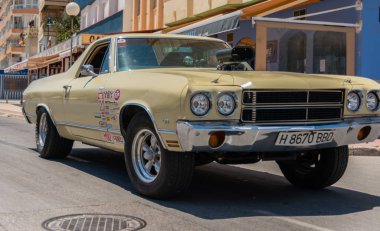 Torre Del Mar, İspanya - 3 Haziran 2018 eski antika arabalar bir sahil kasabası İspanya ziyaret turistler için verilen