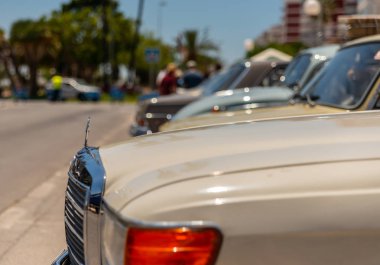 Torre Del Mar, İspanya - 3 Haziran 2018 eski antika arabalar bir sahil kasabası İspanya ziyaret turistler için verilen