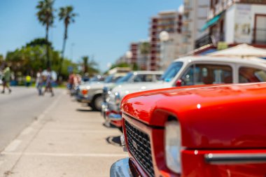 Torre Del Mar, İspanya - 3 Haziran 2018 eski antika arabalar bir sahil kasabası İspanya ziyaret turistler için verilen