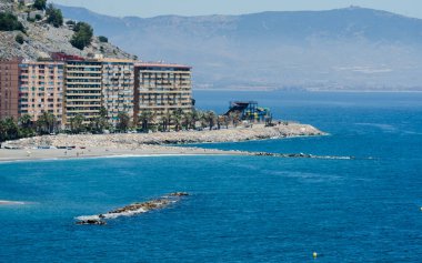 Almunecar, İspanya - 8 Haziran 2018 Akdeniz'de İspanya tarafından ünlü kıyı kenti peyzaj