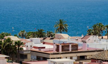 Almunecar, İspanya - 8 Haziran 2018 Akdeniz'de İspanya tarafından ünlü kıyı kenti peyzaj