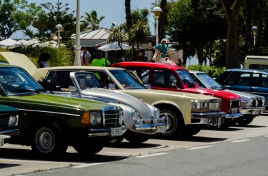 Torre Del Mar, İspanya - 3 Haziran 2018 eski antika arabalar bir sahil kasabası İspanya ziyaret turistler için verilen