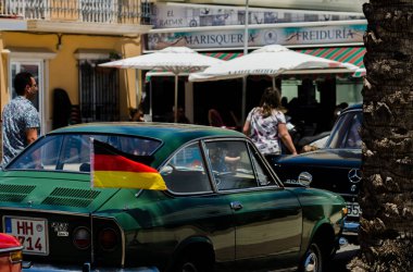 Torre Del Mar, İspanya - 3 Haziran 2018 eski antika arabalar bir sahil kasabası İspanya ziyaret turistler için verilen