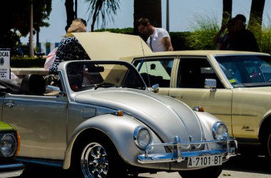 Torre Del Mar, İspanya - 3 Haziran 2018 eski antika arabalar bir sahil kasabası İspanya ziyaret turistler için verilen