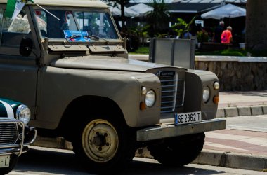 Torre Del Mar, İspanya - 3 Haziran 2018 eski antika arabalar bir sahil kasabası İspanya ziyaret turistler için verilen