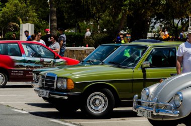 Torre Del Mar, İspanya - 3 Haziran 2018 eski antika arabalar bir sahil kasabası İspanya ziyaret turistler için verilen