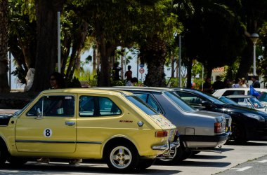 Torre Del Mar, İspanya - 3 Haziran 2018 eski antika arabalar bir sahil kasabası İspanya ziyaret turistler için verilen