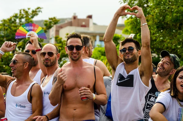 Torremolinos, İspanya - 2 Haziran 2018 Lgbt Mart eşitlik ve hoşgörü Andalucia bir kıyı kasabasında tanıtımı