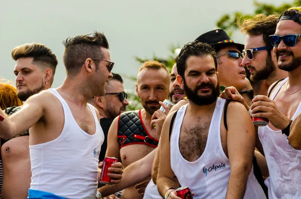 Torremolinos, İspanya - 2 Haziran 2018 Lgbt Mart eşitlik ve hoşgörü Andalucia bir kıyı kasabasında tanıtımı