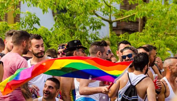 Torremolinos, İspanya - 2 Haziran 2018 Lgbt Mart eşitlik ve hoşgörü Andalucia bir kıyı kasabasında tanıtımı