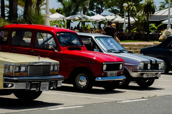 Torre Del Mar, İspanya - 3 Haziran 2018 eski antika arabalar bir sahil kasabası İspanya ziyaret turistler için verilen