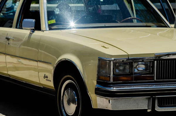 Torre Del Mar, İspanya - 3 Haziran 2018 eski antika arabalar bir sahil kasabası İspanya ziyaret turistler için verilen