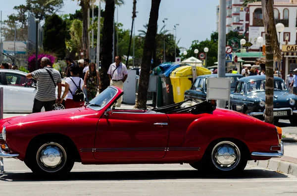 Torre Del Mar, İspanya - 3 Haziran 2018 eski antika arabalar bir sahil kasabası İspanya ziyaret turistler için verilen