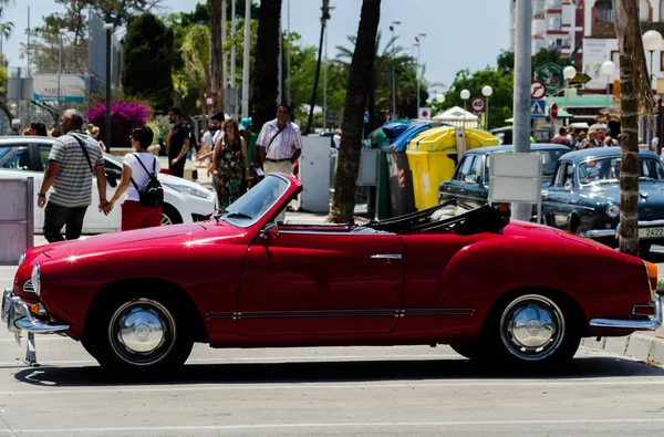 Torre Del Mar, İspanya - 3 Haziran 2018 eski antika arabalar bir sahil kasabası İspanya ziyaret turistler için verilen