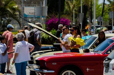 Torre Del Mar, İspanya - 3 Haziran 2018 eski antika arabalar bir sahil kasabası İspanya ziyaret turistler için verilen