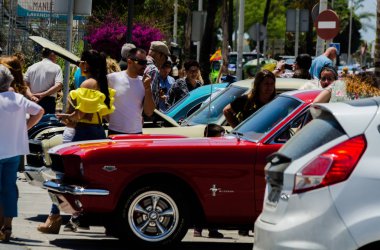 Torre Del Mar, İspanya - 3 Haziran 2018 eski antika arabalar bir sahil kasabası İspanya ziyaret turistler için verilen