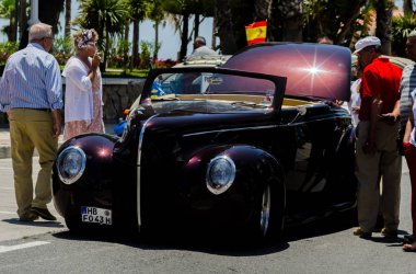 Torre Del Mar, İspanya - 3 Haziran 2018 eski antika arabalar bir sahil kasabası İspanya ziyaret turistler için verilen