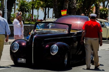 Torre Del Mar, İspanya - 3 Haziran 2018 eski antika arabalar bir sahil kasabası İspanya ziyaret turistler için verilen