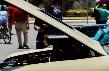 Torre Del Mar, İspanya - 3 Haziran 2018 eski antika arabalar bir sahil kasabası İspanya ziyaret turistler için verilen