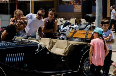 Torre Del Mar, İspanya - 3 Haziran 2018 eski antika arabalar bir sahil kasabası İspanya ziyaret turistler için verilen