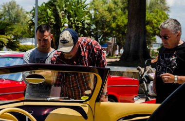 Torre Del Mar, İspanya - 3 Haziran 2018 eski antika arabalar bir sahil kasabası İspanya ziyaret turistler için verilen