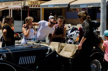 Torre Del Mar, İspanya - 3 Haziran 2018 eski antika arabalar bir sahil kasabası İspanya ziyaret turistler için verilen