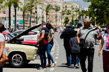 Torre Del Mar, İspanya - 3 Haziran 2018 eski antika arabalar bir sahil kasabası İspanya ziyaret turistler için verilen
